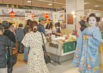 京都展をＰＲするふく凪さん（右）。初日から大勢の買い物客でにぎわった