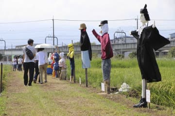 ユニークなかかしが並ぶ「中新田かかしまつり」の会場＝海老名市中新田