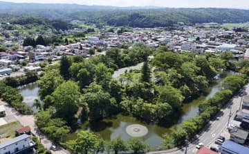 来年、築城400年の節目を迎える棚倉城。城跡は観光客や地域住民に親しまれている