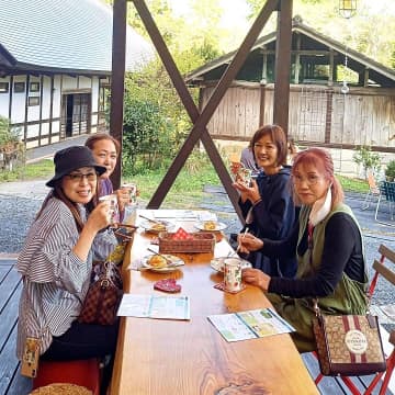 ・産地の風景とともに奥久慈茶とスイーツを楽しむ参加者(昨年の奥久慈茶カフェ巡り)