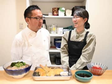 気軽に往来してもらう店を目指す店主の佐藤一晃さん（左）と妻の敏恵さん