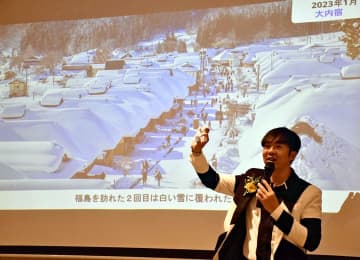 大内宿の雪景色の写真を映しながら、本県の魅力を語るアンさん＝13日、ベトナム・ホーチミン