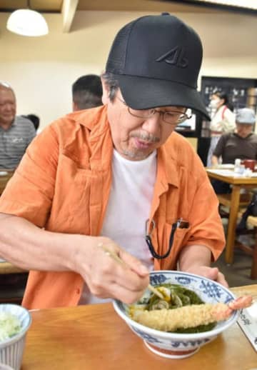 令和版野球そばを味わう来店客