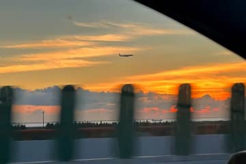  今年の「暑運」には、空港旅客数がピークを迎え、飛行機が1機離陸したかと思うとすぐに別の1機が着陸する状態だった。 