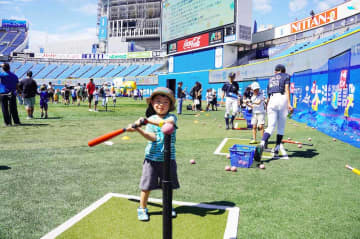 野球ふれあいイベントを楽しむ子どもたち＝横浜スタジアム（球団提供）