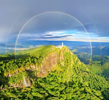 雲南省大理ペー族自治州賓川県の鶏足山でこのほど、雨上がりに大きな円を描いた「ダブルレインボー」が現れ、思わず息を吞むような美しい景色が広がった。