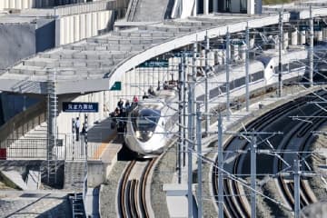 四川省の成都駅が提供したデータによると、先週と先々週の週末、成都東駅から黄竜九寨駅に向かった列車はほぼ全て満席だった。