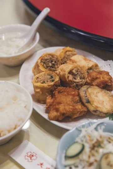 春巻定食1100円。大きな春巻5切れ、鶏の唐揚げ２つと、茄子の唐揚げ。