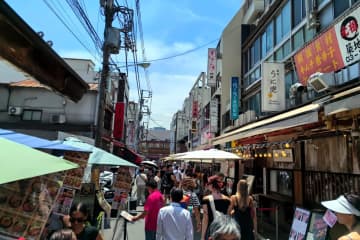 香港メディアの香港01は15日、東京・築地市場で香港人とみられる女性が列に割り込もうとするトラブルがあったと報じた。