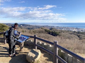 コース途中にある助川山からは太平洋や日立の街並みを一望できる=日立市諏訪町