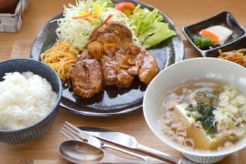 「トンテキ定食」（１５００円）。汁物は＋４００円で「肉吸い」（写真右手前）に変更できる。肉吸いとは、大阪発祥の関西名物で肉うどんからうどんを抜いたもの