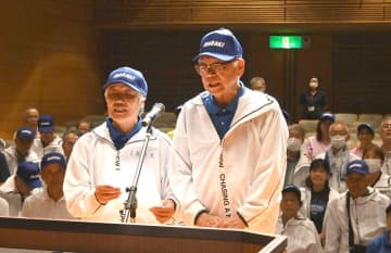 結団式で選手宣誓する谷脇盛雄さん(右)と享子さん=水戸市千波町