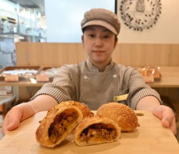 県産の豚肉や小麦を使った特製カレーパン