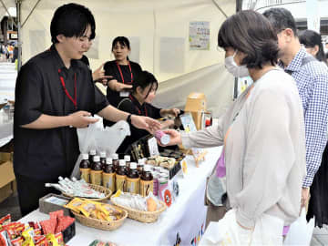 県産品などをプレゼントしたガラポン抽選会