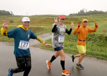 出場者が棚田の景観の中を駆け抜けた「東和棚田のんびりＲｕｎ」