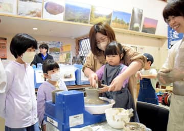 電動ろくろ体験で茶わん作りに挑戦する３姉妹