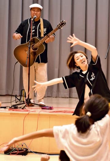 たにぞうさん（奥）の歌に合わせてダンスする子どもら