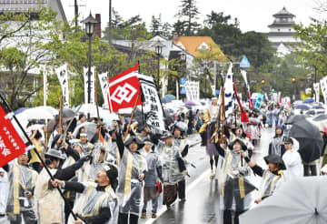 雨が降る中、華やかな歴史絵巻を繰り広げた会津藩公行列＝会津若松市