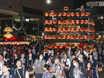 威勢の良いかけ声とおはやしを響かせた山車まつり＝28日、郡山市・駅前大通り