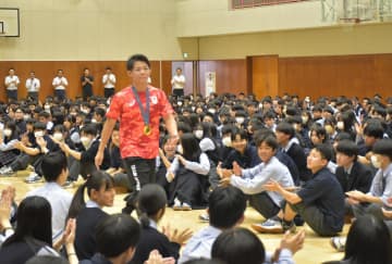 生徒らに拍手で迎えられる樋口黎選手=阿見町青宿