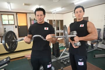 ボディビルの世界大会に出場する横関裕二さん(右)と三島流平さん=土浦市上高津