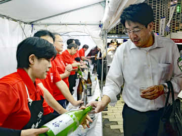 新橋駅前で開かれた「ふくしまの酒まつり」