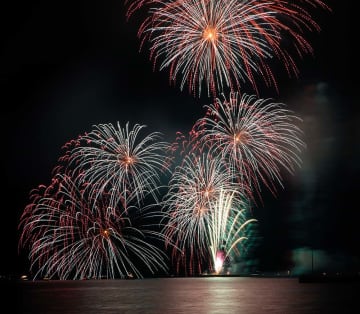 約1万発の花火が横須賀の夜空を彩った＝6日夜、横須賀市稲岡町の三笠公園