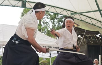 「鹿島新当流剣術」を披露する演武者=鹿嶋市宮中