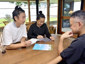 相双アートが開かれる凪茶寮文字島で打ち合わせをする（左から）佐藤さん、小原さん、坂脇さん