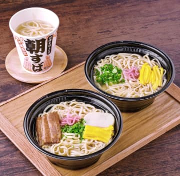 麺とだしを刷新した沖縄そばの新商品。（左上から時計回りに）朝すば、沖縄そば、三枚肉そば（提供）