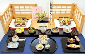 前菜の盛り込み（右奥）など中秋を感じさせる料理、盛り付けで仕立てた創作和食（花巻温泉提供）