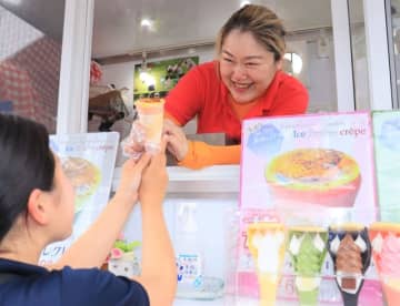 キッチンカーからクレープを振る舞う昼の佐藤さん（京田辺市普賢寺・普賢寺ふれあいの駅）