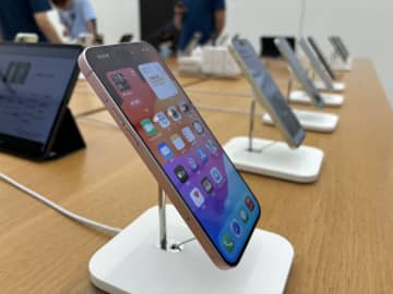 16日、韓国・チャンネルAは「米アップルが新型iPhoneの第1次発売国に初めて韓国を含めたが、人工知能機能が韓国語に対応していないため、依然として『韓国冷遇』の指摘が出ている」と伝えた。