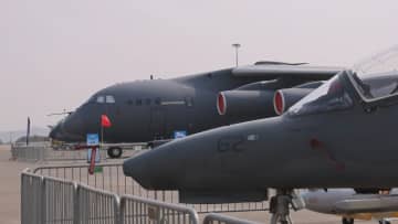 中国空軍の大型輸送機「運-20」1機が18日、南アフリカの首都プレトリアで開幕したアフリカ航空宇宙・防衛展に登場した。