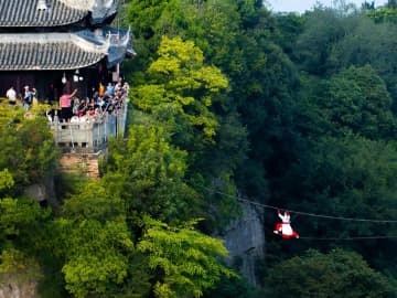 四川省の竇圌山でスリル満点の「鉄索飛渡」ショーが行われた。