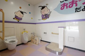 子ども用トイレのガードが、ゾウさんに！なんともかわいい大津SA下り線のファミリートイレ（画像提供：NEXCO西日本）