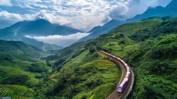 中国初の国際観光列車の運行が中国ラオス鉄道で開始した。