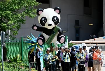 中国政府から贈られた3ペア目となるパンダが香港海洋公園に到着した。