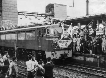 北陸トンネル完成・敦賀～福井間電化祝賀列車 1962(昭和37)年 敦賀（写真提供：鉄道博物館）