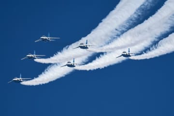 デルタループを実施するブルーインパルス    茨城空港 2022年12月4日撮影 06-5790 川崎 T-4 航空自衛隊