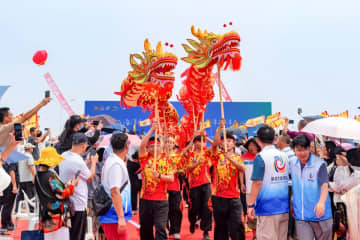 中国最東端の町―山東省・栄成市。ここは三面を海に囲まれ、海岸線はおよそ500キロにも及び、中国北部最大の漁港となっている。春秋戦国時代から、ここには豊漁と安全を祈るための漁師祭があった。