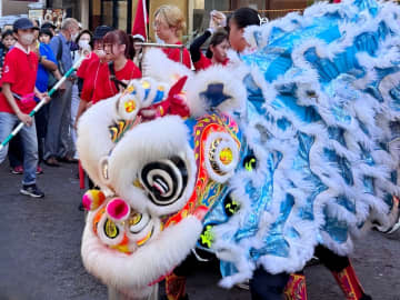 横浜の中華街で行われた中国の「国慶節（建国記念日）」を祝うパレードの様子に、中国のネットユーザーが反応を示している。