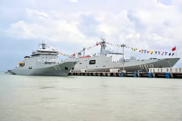 中国海軍の練習艦「戚継光号」と揚陸艦「井崗山号」が5日、マレーシアのペナン港に到着し、3日間の友好訪問をスタートした。