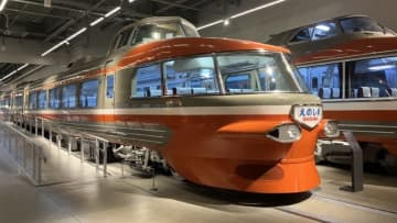 「鉄道の日」に車内開放する3100形ロマンスカー