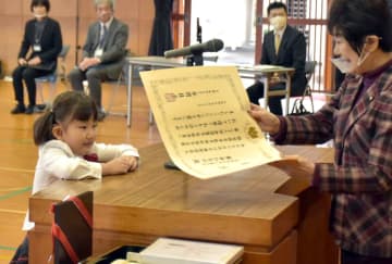表彰式で山東昭子会長(右)から賞状を手渡される末谷ひなのさん=水戸市千波町