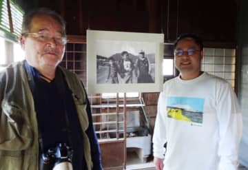 甲斐（左）に対して「写真に写っているのは私です」と名乗り出た青年もいる＝杵築市山香町の小野酒造