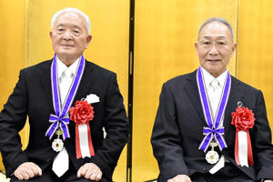 県文化功労賞を受賞した鴫原さん（左）と班目さん