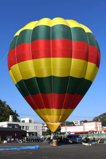 熱気球の搭乗体験は中止されたが、徐々に膨らんで立ち上がる様子が公開された＝横須賀市浦賀
