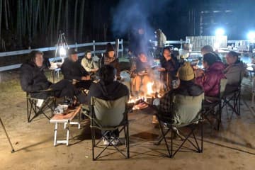 たき火を囲んで情報や意見を交わす「お試し創作キャンプ」の参加者ら=北茨城市華川町花園