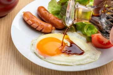 朝ごはんの目玉焼きには「醤油」をかける人が多いそうです　※画像はイメージです（kai/stock.adobe.com）